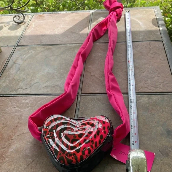 NWT Betsey Johnson Patent Heart bag - Picture 4 of 6